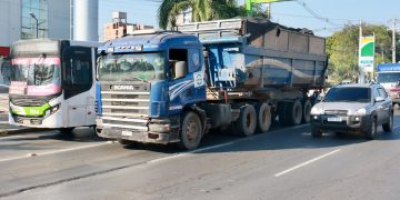 MOPC llama a respetar distancias y anticipar maniobras frente a camiones