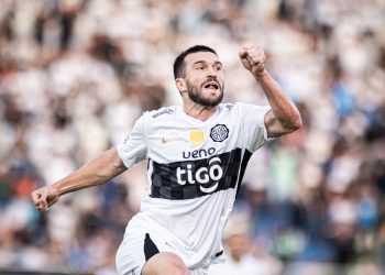Golazo y ovación: debut soñado para Tim Payne en Olimpia