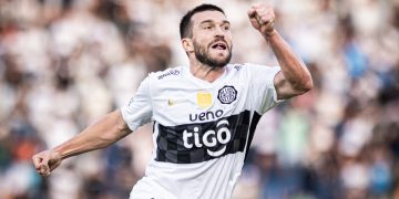 Golazo y ovación: debut soñado para Tim Payne en Olimpia