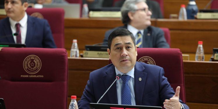 Nakayama cuestiona la gestión económica del Gobierno ante la necesidad de revisar el tope del déficit fiscal