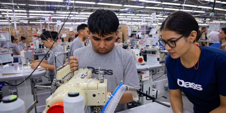 Más de 114.000 personas se incorporaron al mercado laboral en un año, según INE