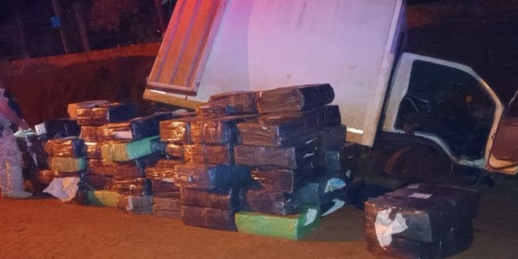 Hallan camión abandonado con casi 2.900 kilos de presunta marihuana