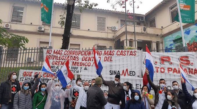 Médicos ratifican huelga general de cinco días tras fracasar reunión tripartita
