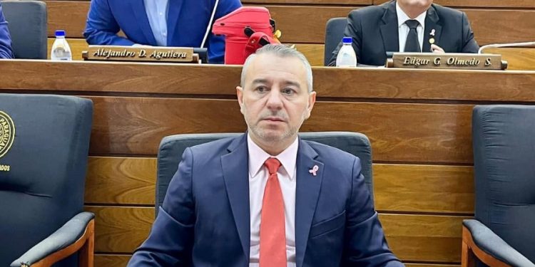 Diputado atribuye la huelga de médicos a la falta de capacidad de la ministra de Salud