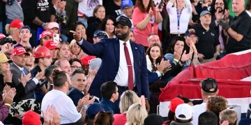 El republicano Byron Donalds busca hacer historia como el primer gobernador negro de Florida