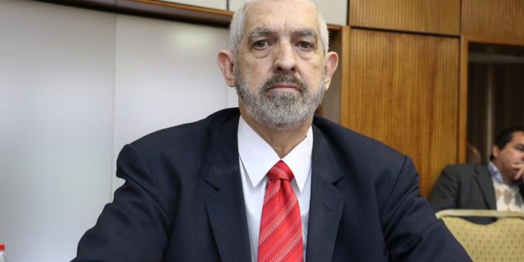 Anulan condena contra exsenador por difamación y ordenan nuevo juicio