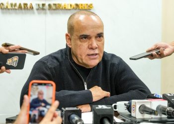 Impulsan proyecto para suspender el pago a autoridades y congelar gastos no esenciales si se supera el límite de déficit fiscal
