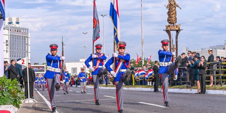 Asunción celebra su aniversario con un masivo despliegue patriótico, religioso y cultural