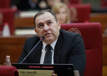Senador propone duplicar el impuesto al tabaco para financiar la salud pública