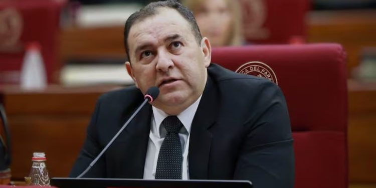 Senador propone duplicar el impuesto al tabaco para financiar la salud pública