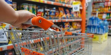 Los precios bajaron levemente en julio impulsados por ofertas en carnes y combustibles