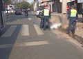 Un motociclista y un peatón pierden la vida tras violento choque