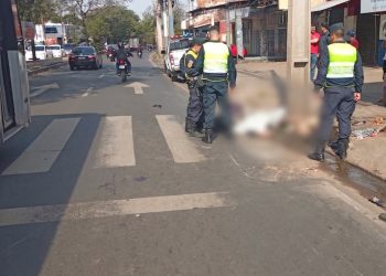 Un motociclista y un peatón pierden la vida tras violento choque