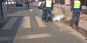 Un motociclista y un peatón pierden la vida tras violento choque