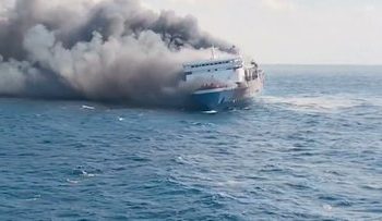 Incendio de un ferry dejó cinco muertos y una intensa búsqueda de desaparecidos