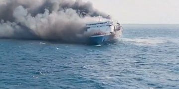 Incendio de un ferry dejó cinco muertos y una intensa búsqueda de desaparecidos