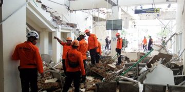 Al menos 38 muertos y 2.000 evacuados por un terremoto de 7,7 en Indonesia