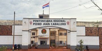 Quiso escapar por el techo de la cárcel, pero fue descubierto y terminó herido
