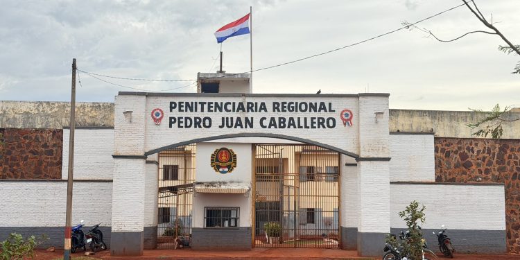 Quiso escapar por el techo de la cárcel, pero fue descubierto y terminó herido
