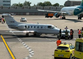 Insólito incidente en aeropuerto italiano: vehículo embistió a un avión privado