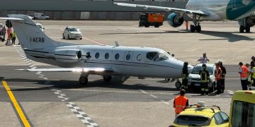 Insólito incidente en aeropuerto italiano: vehículo embistió a un avión privado