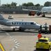 Insólito incidente en aeropuerto italiano: vehículo embistió a un avión privado