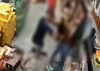 Su expareja la atacó a puñaladas en un supermercado y terminó asesinándola
