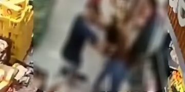 La atacó en la fila de un supermercado y terminó asesinándola