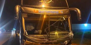 Choque entre automóvil y colectivo deja un herido grave en Santa Rosa del Aguaray
