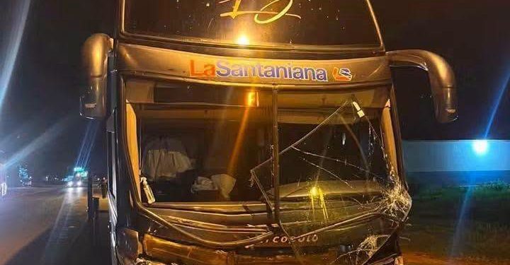 Choque entre automóvil y colectivo deja un herido grave en Santa Rosa del Aguaray