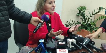 Lilian Samaniego insta a Wiens a someterse a la justicia y tilda de populista la propuesta de salud oficialista