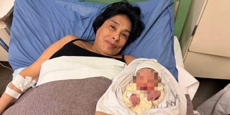 Mabel cumplió el sueño de ser mamá a los 62 años
