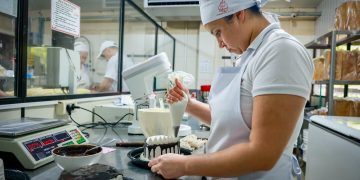 Empleo crece impulsado por microempresas y el sector servicios, según DENDE