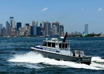 Dos muertos tras volcar una embarcación en el puerto de Nueva York
