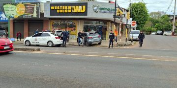 Camión embiste a un automóvil en Itauguá y deja dos mujeres heridas