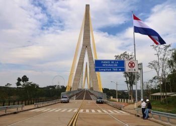 Camioneros brasileños se movilizan por restricciones en Puente de la Integración