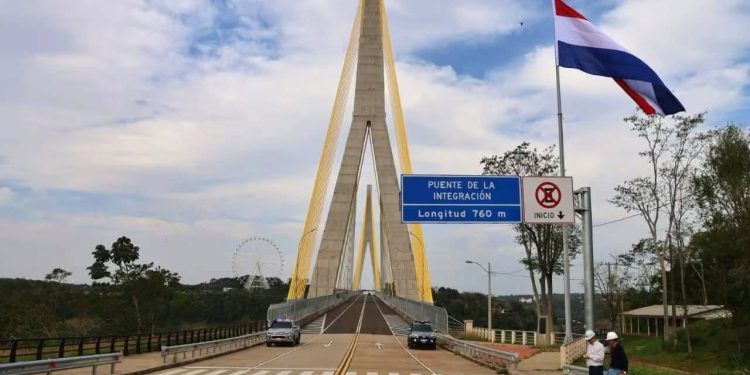 Camioneros brasileños se movilizan por restricciones en Puente de la Integración