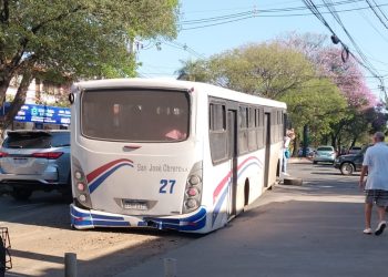 Un bus repleto de pasajeros pierde el eje trasero y deja heridos leves