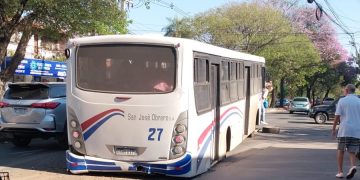 Un bus repleto de pasajeros pierde el eje trasero y deja heridos leves