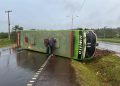 Ómnibus de pasajeros vuelca tras evitar a un camión varado en Juan E. O’Leary
