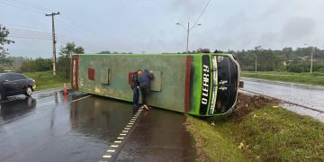 Ómnibus de pasajeros vuelca tras evitar a un camión varado en Juan E. O’Leary
