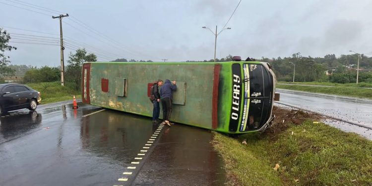 Ómnibus de pasajeros vuelca tras evitar a un camión varado en Juan E. O’Leary