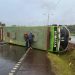 Ómnibus de pasajeros vuelca tras evitar a un camión varado en Juan E. O’Leary
