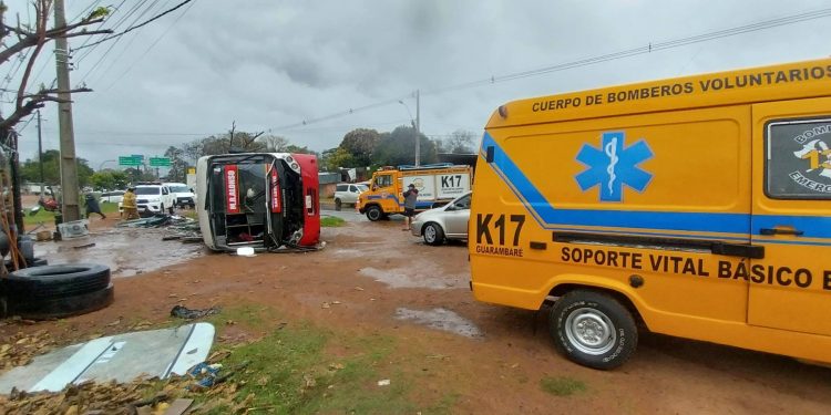 Ómnibus de pasajeros volcó en J. Augusto Saldívar y dejó varios heridos
