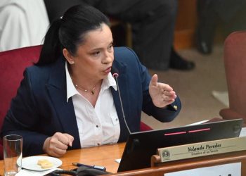 Senadora critica el rechazo a subir tributos tabacaleros y exige alternativas de financiamiento para la salud