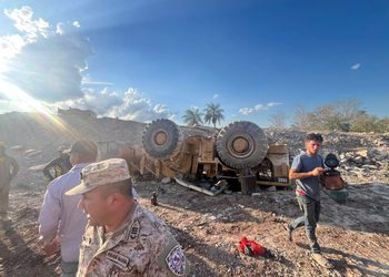 Operario resulta herido tras volcar con una pala cargadora