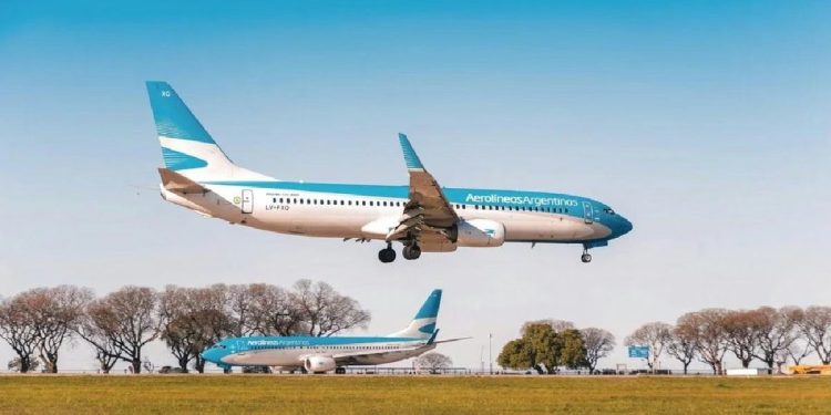 Avión de Aerolíneas Argentinas tuvo una falla en el motor y debió regresar a Ezeiza