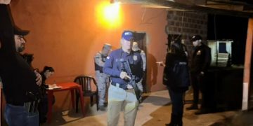 Allanan vivienda y detienen a un hombre investigado por coacción sexual en General Aquino