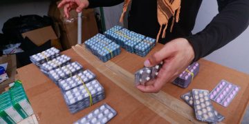 Allanan dos farmacias y una vivienda por presunta venta irregular de medicamentos en el Mercado 4