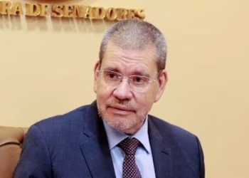 Senador critica que Ministerio de Salud «haya llegado tarde» en abrir diálogo con médicos